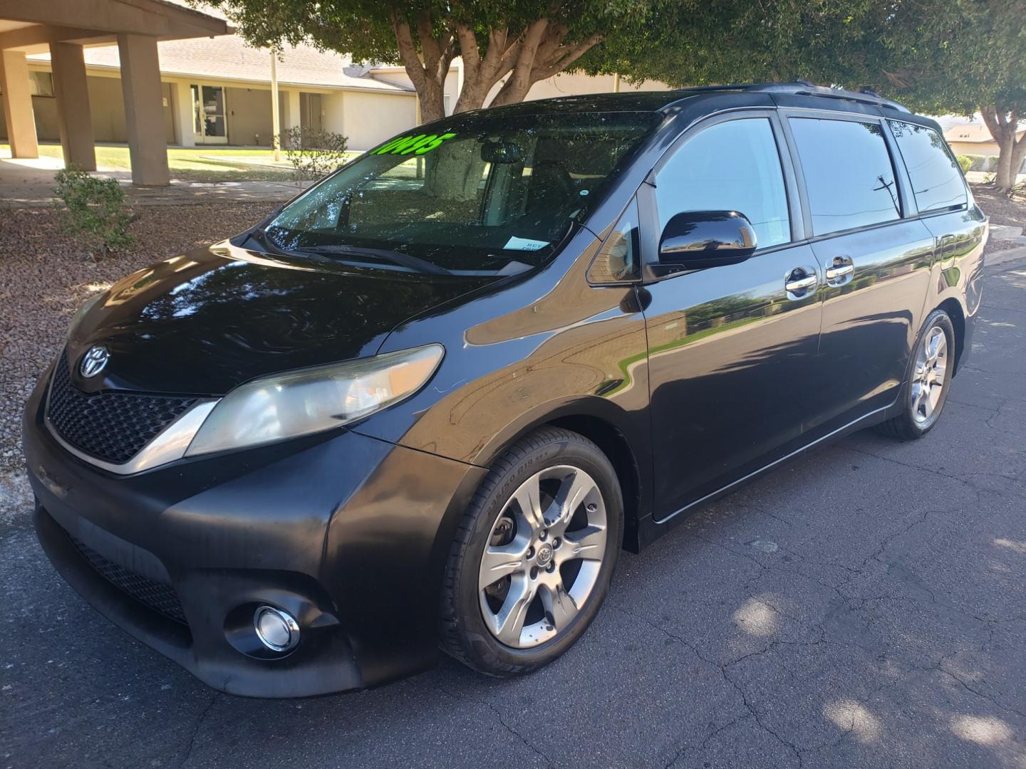 2013 /gray and black Toyota Sienna SE (5TDXK3DC9DS) with an 3.5L V6 DOHC 24V engine, 5-Speed Automatic transmission, located at 323 E Dunlap Ave., Phoenix, AZ, 85020, (602) 331-9000, 33.567677, -112.069000 - 2013 Toyota Sienna SE,....EXCELLENT condition,..... A Real Must See!!.... No accidents, Clean inside and out, Power everything, Ice cold ac, Third row seating, Rear ac second and third seats, Clean Gray and black interior with black cloth seats in near perfect condition and the van is gorgeous. Ster - Photo#0